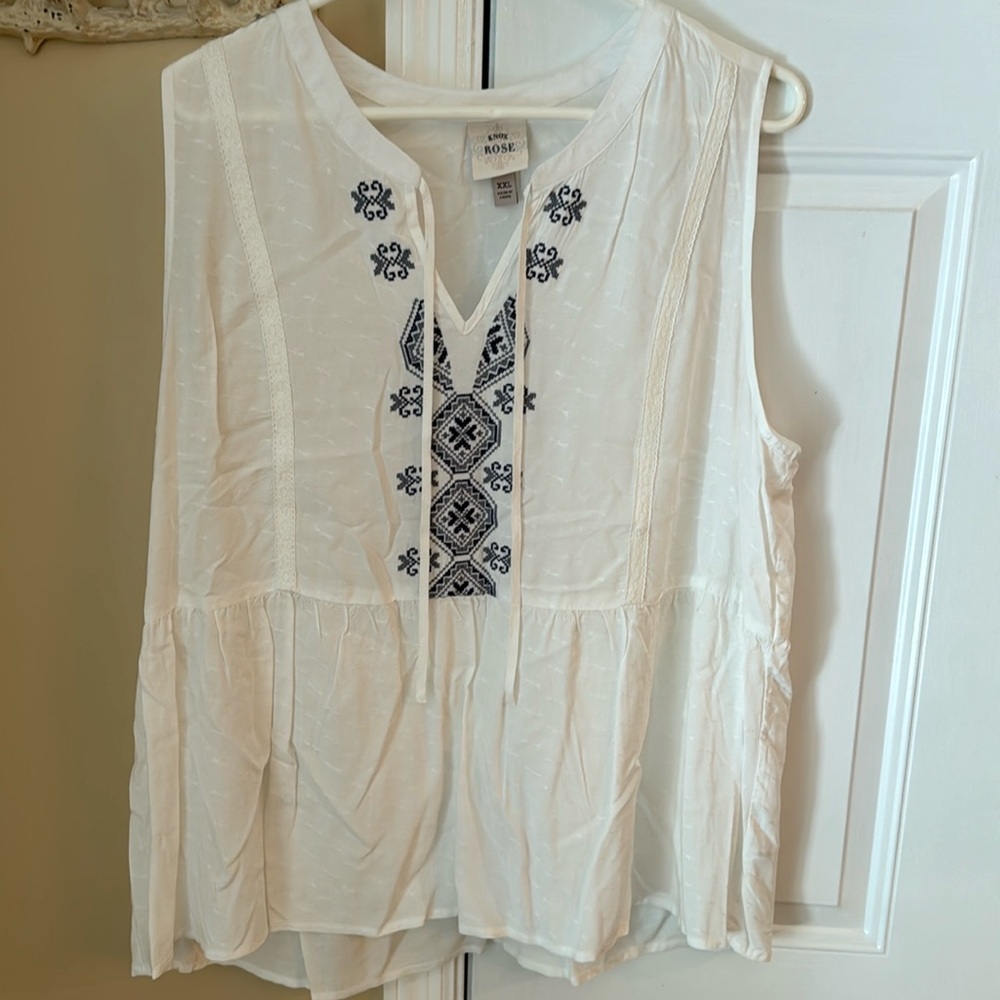 Knox Rose super cute shirt white with blue embroidery